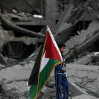 Un chico palestino camina entre los escombros de Gaza