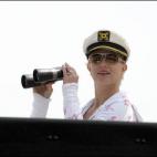 En Marina del Rey, con prismáticos y gorra de marinero.