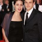 Antes de compartir viales de sangre con Billy Bob Thornton, Angelina Jolie compartió corte de pelo pixie con su primer marido, Jonny Lee Miller. (1998)