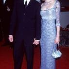 Antes de compartir viales de sangre con Angelina Jolie (sí, la misma historia otra vez…), Billy Bob Thornton tenía unos aires un poquito menos goticos con su mujer de entonces, Laura Dern. (1999)
