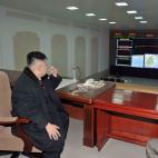 Kim Jong-un celebra la puesta en órbita del satélite de telecomunicaciones.