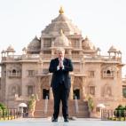 Quizás no era la mejor forma de posar durante su visita a la India.