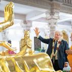 En su visita a la India aprovechó para saludar a una deidad