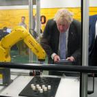 A los mandos de un brazo robótico, echando una mano durante una visita a un centro de FP de Burnley