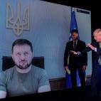 Johnson, haciendo algo extraño con las manos durante una conexión en directo con el presidente ucraniana, Volodímir Zelenski