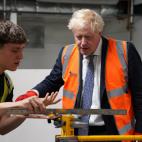 Johnson, ayudando a un estudiante de fontanería de un centro de Blackpool con las medidas de un tubo