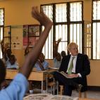 Johnson, durante una visita a una escuela de Kigali (Ruanda) y, al parecer, es el &uacute;nico que no sabe la respuesta a la pregunta.