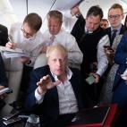 Johnson, nada agobiado por la presencia de periodistas antes de aterrizar en Madrid para asistir a la Cumbre de la OTAN 2022