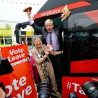 En cualquier lugar y con cualquier objeto: a la salida del bus promocional para el "Vote Leave" contra la permanencia de Reino Unido en la Uni&oacute;n Europea.