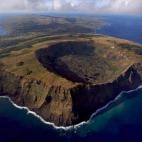 Rano Kau (que en lengua rapanui significa “volcán extenso”) se localiza al suroeste de la Isla de Pascua y es una de las tres grandes elevaciones que la forman. En el interior de su cráter se encuentra una formación de lagunas y plantas. ...