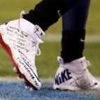 El jugador de los Tennessee Titans Chris Johnson luce los nombres de los niños asesinados en Newtown en sus zapatillas en el partido contra los New York Jets.