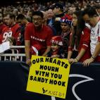 Aficionados de los Houston Texans muestran una pancarta de apoyo a las víctimas de Newtown durante el partido contra los Indianapolis Colts.