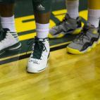 Pierre Jackson, jugador de baloncesto de la Universidad de Baylor, homenajea a la escuela Sandy Hook en sus zapatillas.