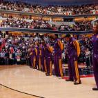 Jugadores de Los Angeles Lakers guardan un minuto de silencio antes de su partido contra los Washington Wizards.