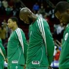 Jugadores de los Boston Celtics guardan un minuto de silencio por las víctimas.