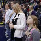 Aficionados de los Utah Jazz guardan un minuto de silencio por las víctimas antes del encuentro contra los Memphis Grizzlies
