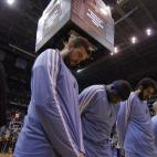 Marc Gasol y el resto de jugadores de los Memphis Grizzlies, guardan un minuto de silencio por las víctimas.