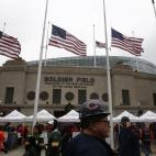 Exteriores del Soldier Field de Chicago, el estadio de los Chicago Bears de fútbol americano, con las banderas a media asta en señal de luto por la matanza de Newtown.