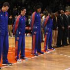 Jugadores de los New York Knicks guardan un minuto de silencio en dolor por la matanza de Newtown.