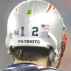 El quarterback de los New England Patriots, Tom Brady, luce un lazo negro en homenaje al "pueblo de Newtown".