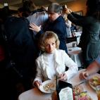15 enero 2012 Una mujer come en un almuerzo de apoyo al entonces candidato republicano, Rick Santorum, en Carolina del Sur.