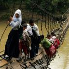 19 enero 2012 Un grupo de estudiantes atraviesa el curso del río Ciberang. Muchos niños tienen que hacer este camino todos los días para ir a la escuela.