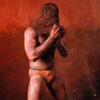 14 febrero 2012 Un luchador se echa barro para evitar el deslizamiento por sudor.