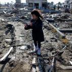 11 marzo 2012 > La pequeña Wakana Kumaga, de siete años, visita el lugar donde esta su casa y que fue arrasada por el tsunami que golpeó Japón el 11 de marzo de 2011.