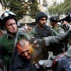30 marzo 2012 Agentes de la policía israelí usan spray contra un manifestante palestino.