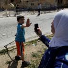5 abril 2012 Un niño hebreo intenta taparse para evitar que una palestina le fotografíe.