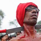 13 abril 2012 Un devoto hindú con el cuello con atravesado por un cuchillo durante el ritual "Chadak", en el pueblo de Krishanadevpur, al norte de Calcuta