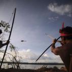 15 junio 2012 Varios indios apuntan sus arcos contra un helicóptero, durante las protestas contra la presa de Belo Monte (Brasil).