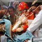 12 giugno 2012Un trabajador es atendido tras ser traspasado por siete barras de acero. En el hospital de Hangzhou, provincia de Zhejiang (China).