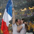 15 junio 2012 Dos aficionados de la selección francesa se besan antes del partido que enfrentó a Francia contra Ucrania en la Eurocopa de 2012.