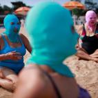 6 julio 2012 En una playa de China, un grupo de mujeres llevan una máscara de nylon para protegerse del sol, máscaras que han sido producidas en masa en el país asiático.