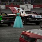 7 julio 2012 Vestida como una princesa, Jennifer Knoepfel espera en el 'box' la próxima vuelta durante la Agassiz Speedway, una carrera que se celebra en la Columbia británica.