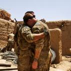 12 julio 2012 Un soldado americano herido en el sur de Afganistán llora sobre el hombro de un compañero.