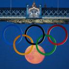 3 agosto 2012 La luna llena se cuela entre los aros olímpicos en los Juegos Olímpicos de 2012.