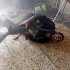 7 agosto 2012 Uno de los 'rebeldes' de Siria grita de dolor en el suelo tras ser herido.