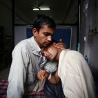 21 agosto 2012 Phuyal, de 28 años, acaba de fallecer durante el parto en la maternidad del hospital de Katmandú (Nepal). Su marido llora.