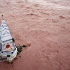 19 agosto 2012. Un templo queda aislado en medio de las aguas del río Tawi tras las fuertes lluvias ocurridas en la ciudad de Jammu, en el estado de Cachemira, al norte de la India.