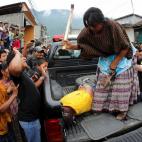 13 septiembre 2012 Un hombre es golpeado con un bastón por una mujer, tras haber sido acusado de robo junto a otros tres hombres en la ciudad de Tactic, a unos 200 kilómetros de la Ciudad de Guatemala.