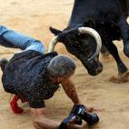 12 julio 2012 Un fotógrafo de Reuters, a punto de ser corneado por un toro durante los sanfermines de Pamplona.