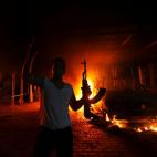 11 septiembre 2012 Un manifestante porta un fusil frente el consulado americano en Bengasi tras el atentado del 11 de septiembre.