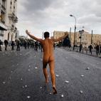 9 octubre 2012 Un hombre desnudo protesta contra la llegada a Atenas de la líder alemana Angela Merkel. Así te lo contamos.