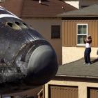 13 octubre 2012. Un hombre fotografía el transbordador espacial Endeavour durante su último paseo por las calles de Los Ángeles.