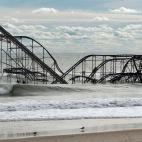 1 noviembre 2012 Esta montaña rusa bañada por el mar fue uno de los daños provacados por el huracán Sandy en Nueva Jersey (EE UU).