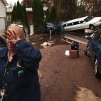 1 noviembre 2012 Una mujer llora tras descubrir que su vecino ha muerto tras el paso del huracán Sandy.