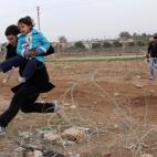 9 noviembre 2012 Un grupo de sirios salta una valla de alambre huyendo de la ciudad de Ras al-Ain en la frontera con Ceylanpinar, en Turquía.