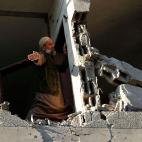 15 noviembre 2012. Un hombre palestino vigila los daños de su casa tras un ataque aereo israelí en la ciudad de Gaza.